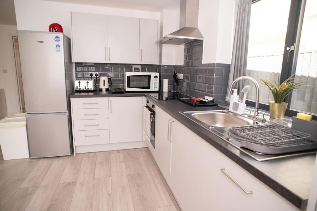 Maisy Lodge - Two Bed Lux Flat - Parking, Netflix, Wifi - Close To Blenheim Palace & Oxford - F2 Kidlington Exterior photo