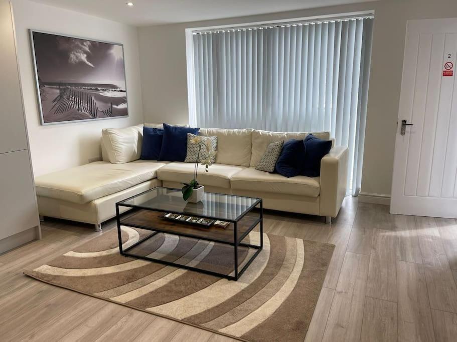 Maisy Lodge - Two Bed Lux Flat - Parking, Netflix, Wifi - Close To Blenheim Palace & Oxford - F2 Kidlington Exterior photo