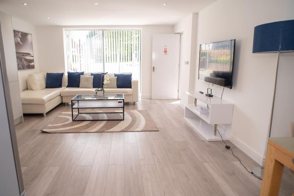 Maisy Lodge - Two Bed Lux Flat - Parking, Netflix, Wifi - Close To Blenheim Palace & Oxford - F2 Kidlington Exterior photo