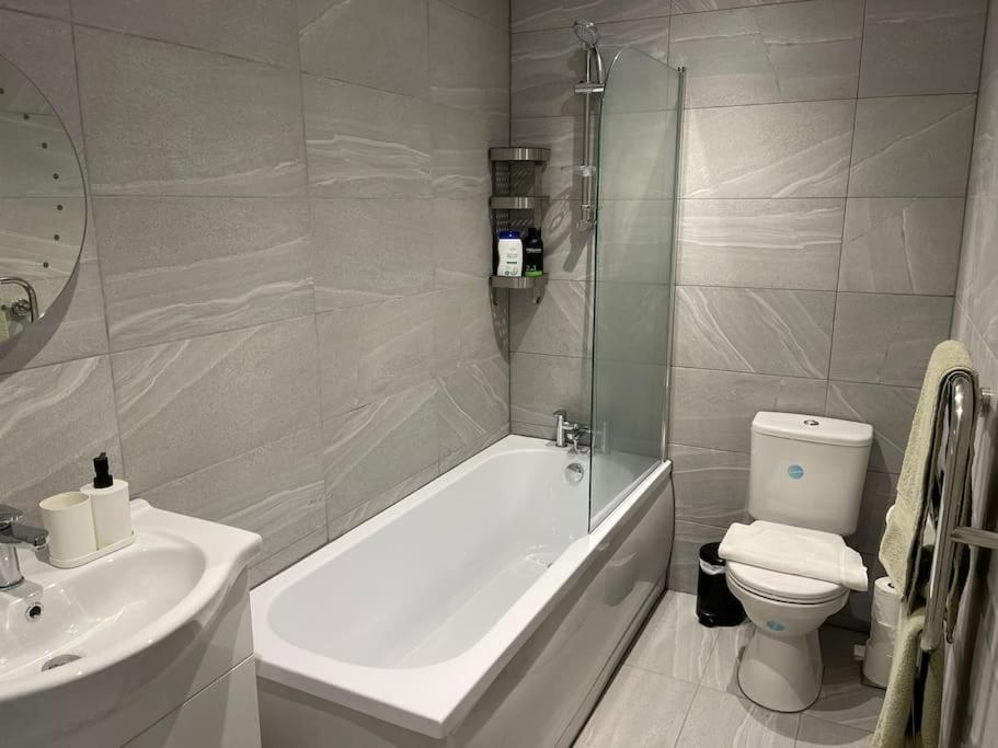 Maisy Lodge - Two Bed Lux Flat - Parking, Netflix, Wifi - Close To Blenheim Palace & Oxford - F2 Kidlington Exterior photo