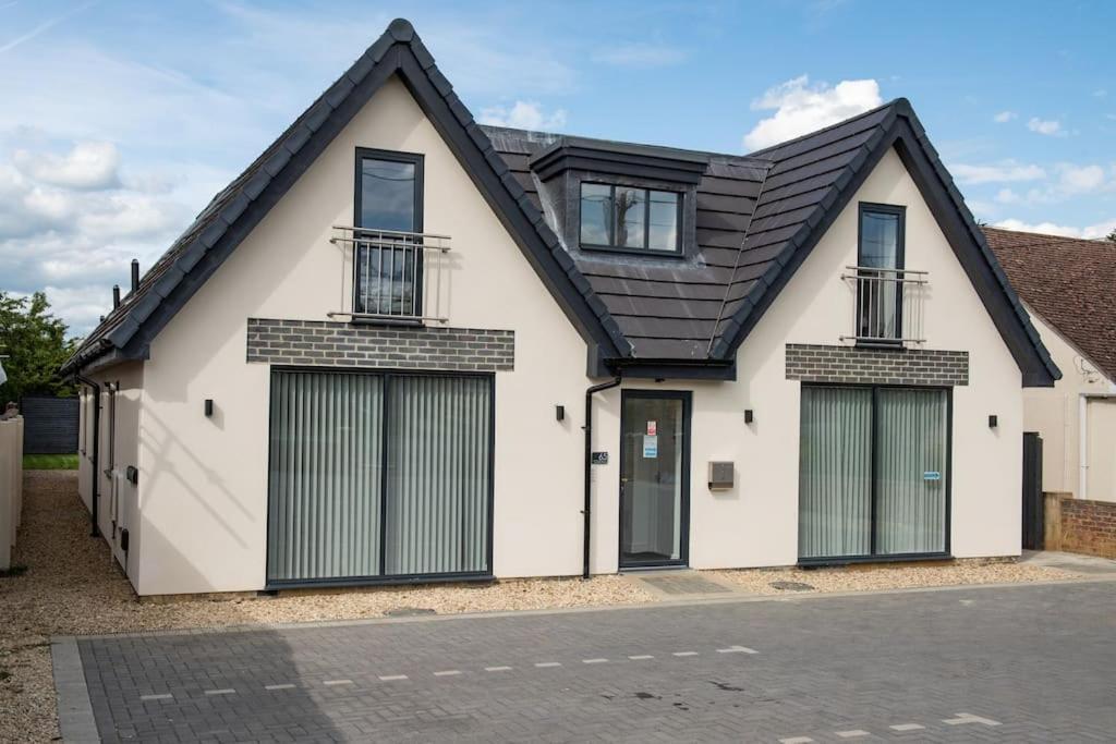 Maisy Lodge - Two Bed Lux Flat - Parking, Netflix, Wifi - Close To Blenheim Palace & Oxford - F2 Kidlington Exterior photo