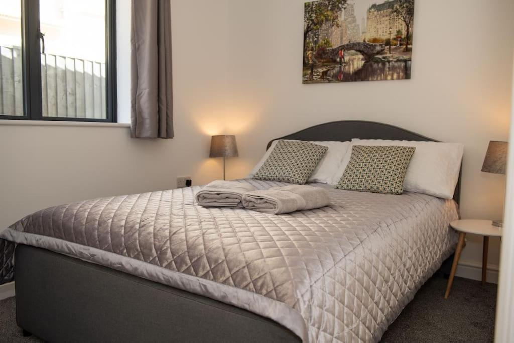 Maisy Lodge - Two Bed Lux Flat - Parking, Netflix, Wifi - Close To Blenheim Palace & Oxford - F2 Kidlington Exterior photo